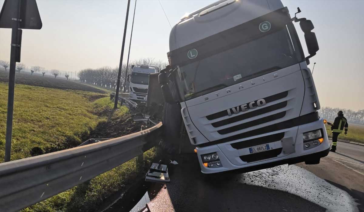 intervento antinquinamento incidente stradale camion