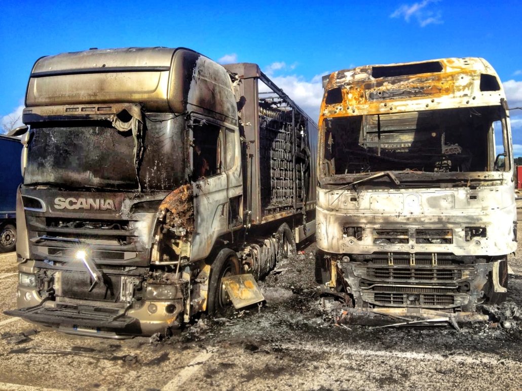 Noci: i due camion incendiati.